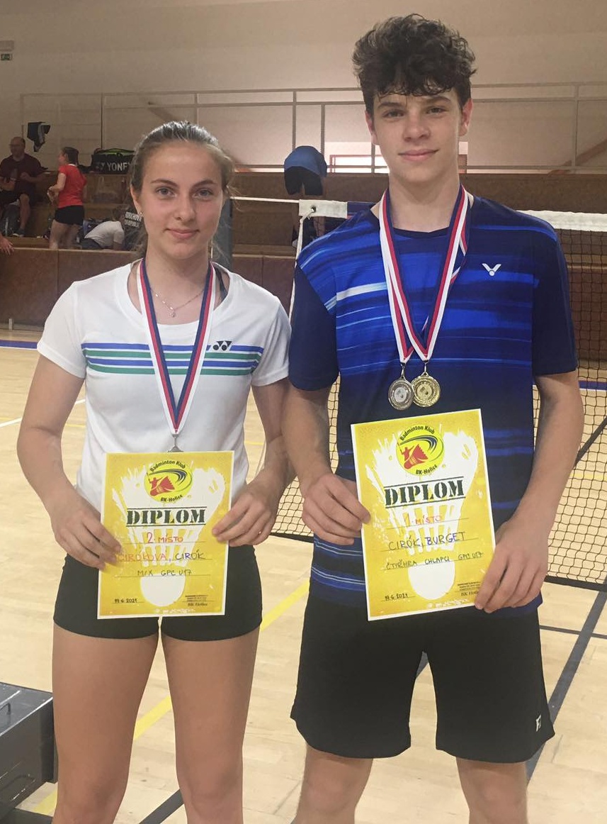 Tereza a Josef Cirókovi ukazují diplomy, které oba vybojovali na prvním pokoronavirovém turnaji.